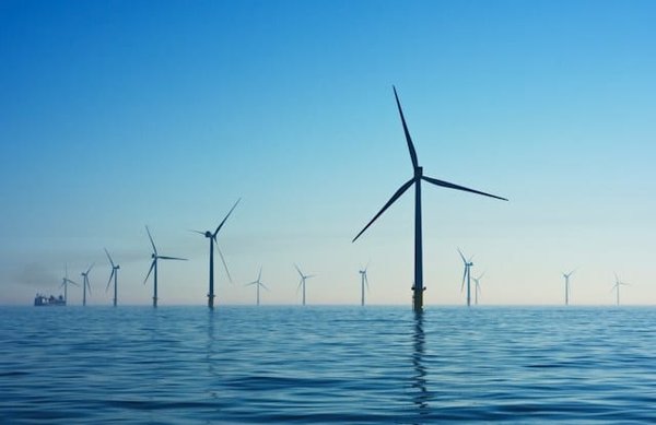 Quelle est la meilleure stratégie pour intégrer l'énergie éolienne dans les petits ports de pêche ?